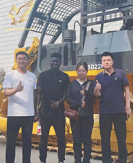DRC Customers visit Hongying Company to inspect the shantui sd22f bulldozer