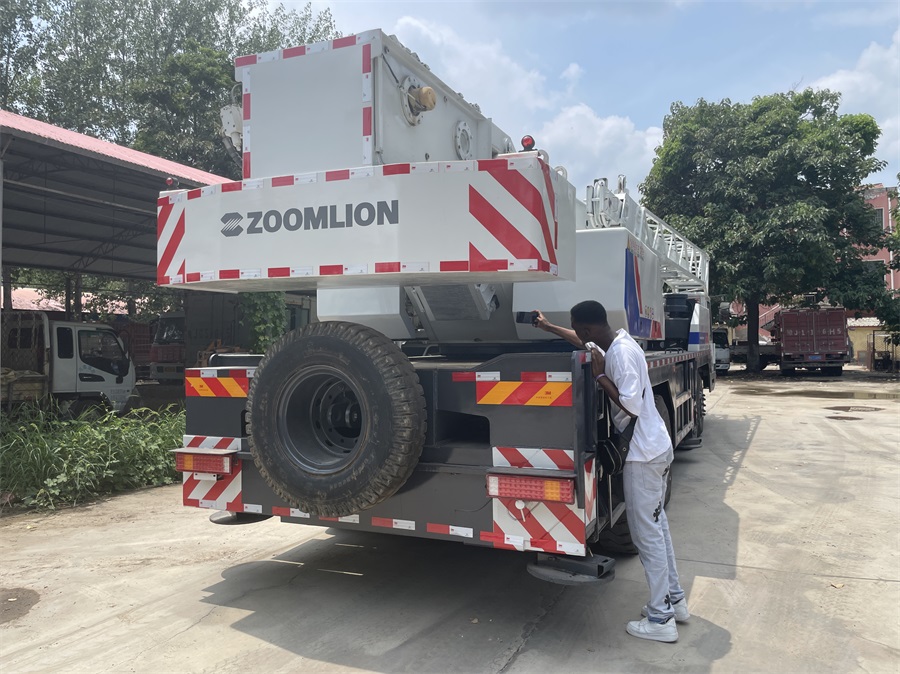 Customers visit Huihe Company