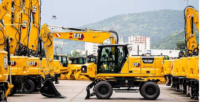 The second-hand excavator will be sent to Qingdao Port after maintenance
