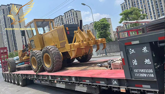 The used CAT grader is ready to be shipped to Zimbabwean customers after maintenance